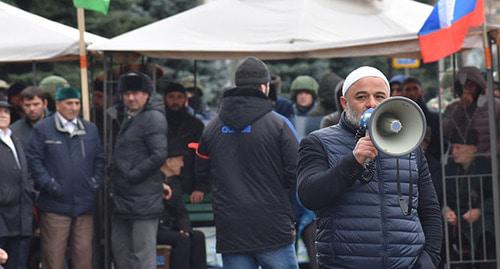 Митинг в Магасе. 5 октября 2018 г. Фото: Якуб Гогиев https://www.facebook.com/gogiev.jakob/posts/2121692801375728 Митинг в Магасе. 5 октября 2018 г. Фото: Якуб Гогиев https://www.facebook.com/gogiev.jakob/posts/2121692801375728