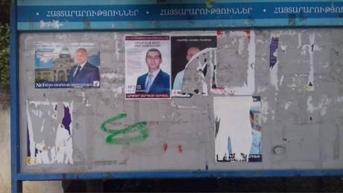 Стенд с агитационными плакатами перед выборами в Нагорном Карабахе. Фото Алвард Григорян для "Кавказского узла". Стенд с агитационными плакатами перед выборами в Нагорном Карабахе. Фото Алвард Григорян для "Кавказского узла".
