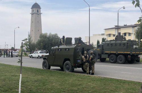 Силовики в центре Магаса, где проходит акция протеста. 4 октября 2018 года. Фото Умара Йовлоя для "Кавказского узла" Силовики в центре Магаса, где проходит акция протеста. 4 октября 2018 года. Фото Умара Йовлоя для "Кавказского узла"