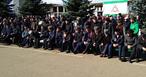 Участники протестов в Магасе. 6 октября 2018 года. Фото предоставлено "Кавказскому узлу" Якубом Гогиевым Участники протестов в Магасе. 6 октября 2018 года. Фото предоставлено "Кавказскому узлу" Якубом Гогиевым