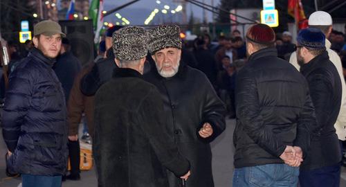 Перед вечерний молитвой участников протеста. Магас, 6 октября 2018 года. Фото предоставлено "Кавказскому узлу" Якубом Гогиевым Перед вечерний молитвой участников протеста. Магас, 6 октября 2018 года. Фото предоставлено "Кавказскому узлу" Якубом Гогиевым