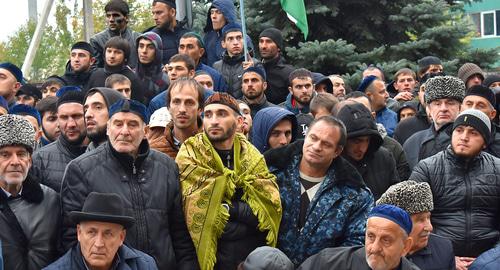 Участники митинга в Магасе слушают выступление. 7 октября 2018 года. Фото предоставлено "Кавказскому узлу" Якубом Гогиевым Участники митинга в Магасе слушают выступление. 7 октября 2018 года. Фото предоставлено "Кавказскому узлу" Якубом Гогиевым