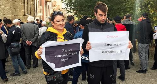 Участники митинга в Каспийске. 7 октября 2018 г. Фото Патимат Махмудовой для "Кавказского узла" Участники митинга в Каспийске. 7 октября 2018 г. Фото Патимат Махмудовой для "Кавказского узла"