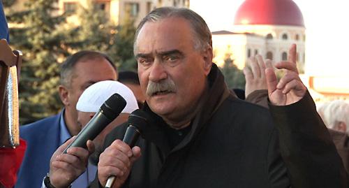 Руслан Аушев во время выступления на митинге в Магасе. Кадр видео Fortanga Org https://www.youtube.com/watch?v=JqNngiE_ZuI&feature=youtu.be Руслан Аушев во время выступления на митинге в Магасе. Кадр видео Fortanga Org https://www.youtube.com/watch?v=JqNngiE_ZuI&feature=youtu.be