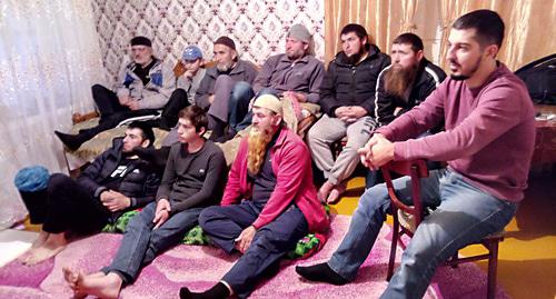 Односельчане Хабиба Нурмагомедова наблюдают за трансляцией его боя с Конором Макгрегором. Село Сильди, 7 октября 2018 года. Фото Ильяса Капиева для "Кавказского узла". Односельчане Хабиба Нурмагомедова наблюдают за трансляцией его боя с Конором Макгрегором. Село Сильди, 7 октября 2018 года. Фото Ильяса Капиева для "Кавказского узла".