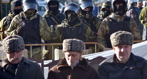 Протестующие на площади в Магасе. 5 октября 2018 года. Фото предоставлено "Кавказскому узлу" Якубом Гогиевым Протестующие на площади в Магасе. 5 октября 2018 года. Фото предоставлено "Кавказскому узлу" Якубом Гогиевым