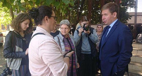 Адвокат Петр Заикин (справа) дает интервью. Фото: пресс-служба ПЦ "Мемориал" Адвокат Петр Заикин (справа) дает интервью. Фото: пресс-служба ПЦ "Мемориал"