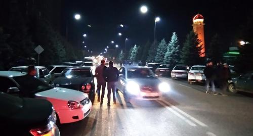 Автомобили участников акции протеста в Магасе, припаркованные на обочине. Фото Умар Йовлой для "Кавказского узла". Автомобили участников акции протеста в Магасе, припаркованные на обочине. Фото Умар Йовлой для "Кавказского узла".