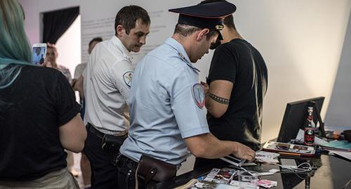 Полиция изымает тираж альманаха moloko+. Краснодар, 15 июля 2018 г. Фото Алины Десятниченко, Юга.ру Полиция изымает тираж альманаха moloko+. Краснодар, 15 июля 2018 г. Фото Алины Десятниченко, Юга.ру