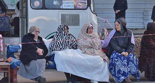 Женщины во время митинга в Магасе. 6 октября 2018 года. Фото предоставлено Якубом Гогиевым для "Кавказского узла" Женщины во время митинга в Магасе. 6 октября 2018 года. Фото предоставлено Якубом Гогиевым для "Кавказского узла"