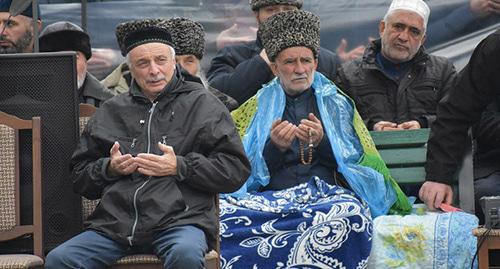 Участники акции протеста. Магас, 6 октября 2018 г. Фото предоставлено Якубом Гогиевым для "Кавказского узла" Участники акции протеста. Магас, 6 октября 2018 г. Фото предоставлено Якубом Гогиевым для "Кавказского узла"