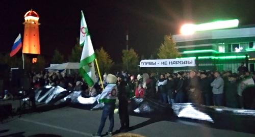 Фотографии с митинга в Магасе, ночь 11 октября. Фото Умар Йовлой для "Кавказского узла" Фотографии с митинга в Магасе, ночь 11 октября. Фото Умар Йовлой для "Кавказского узла"