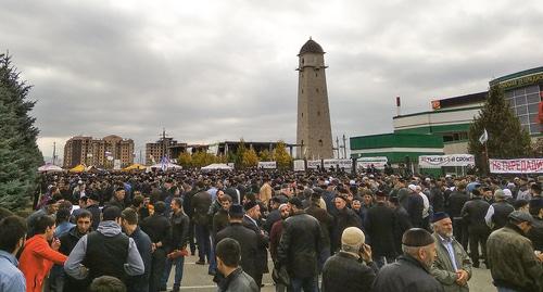 Жители Ингушетии в центре Магаса перед пятничной молитвой. Фото Умара Йовлоя для "Кавказского узла" Жители Ингушетии в центре Магаса перед пятничной молитвой. Фото Умара Йовлоя для "Кавказского узла"