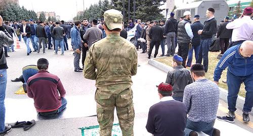 Участники митинга во время совершения молитвы. Магас, 12 октября 2018 г. Участники митинга во время совершения молитвы. Магас, 12 октября 2018 г.