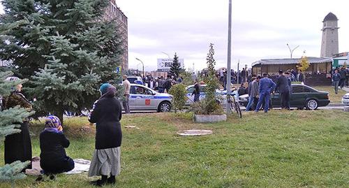 Митинг в Магасе. 12 октября 2018 г. Фото: Умар Йовлой для "Кавказского узла" Митинг в Магасе. 12 октября 2018 г. Фото: Умар Йовлой для "Кавказского узла"