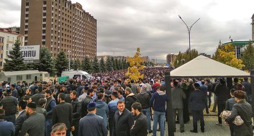 Участники акции протеста в центре Магаса. 12 октября 2018 года. Фото Умара Йовлоя для "Кавказского узла". Участники акции протеста в центре Магаса. 12 октября 2018 года. Фото Умара Йовлоя для "Кавказского узла".