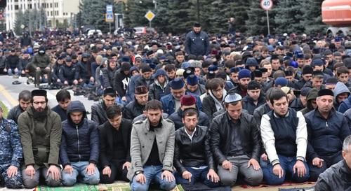 Молитва участников митинга в Магасе. Фото предоставлено "Кавказскому узлу" Якубом Гогиевым Молитва участников митинга в Магасе. Фото предоставлено "Кавказскому узлу" Якубом Гогиевым