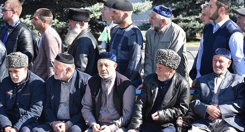 Участники митинга в Магасе. 13 октября 2018 года. Фото предоставлено Якубом Гогиевым для "Кавказского узла" Участники митинга в Магасе. 13 октября 2018 года. Фото предоставлено Якубом Гогиевым для "Кавказского узла"