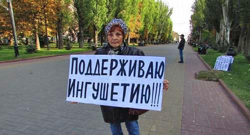 Участница одиночного пикета в Волгограде. 14 октября 2018 года. Фото Вячеслава Ященко для "Кавказского узла" Участница одиночного пикета в Волгограде. 14 октября 2018 года. Фото Вячеслава Ященко для "Кавказского узла"