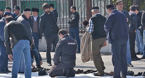 Участники акции во время молитвы. Магас, 15 октября 2018 года. Фото предоставлено Якубом Гогиевым для "Кавказского узла" Участники акции во время молитвы. Магас, 15 октября 2018 года. Фото предоставлено Якубом Гогиевым для "Кавказского узла"