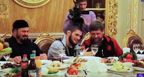 Рамзан Кадыров и Хабиб Нурмагомедов. Кадр из видео пользователя ЧЕЧНЯ 95 https://www.youtube.com/watch?v=G7W60y3IljE Рамзан Кадыров и Хабиб Нурмагомедов. Кадр из видео пользователя ЧЕЧНЯ 95 https://www.youtube.com/watch?v=G7W60y3IljE