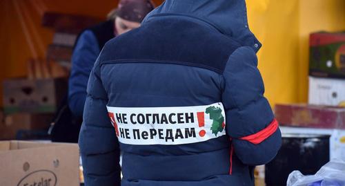 Учатник протестов в Магасе. 15 октября 2018 г. Фото предоставлено Якубом Гогиевым для "Кавказского узла" Учатник протестов в Магасе. 15 октября 2018 г. Фото предоставлено Якубом Гогиевым для "Кавказского узла"