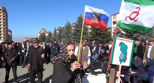 Участница протеста в Магасе 17.10.2018. Фото: кадр видео ИНГУШЕТИЯ-ТВ http://ingushetiya.tv/pryamoy-yefir/ Участница протеста в Магасе 17.10.2018. Фото: кадр видео ИНГУШЕТИЯ-ТВ http://ingushetiya.tv/pryamoy-yefir/