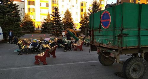Организаторы митинга в Магасе разбирают конструкции и реквизит. Фото Умара Йовлоя для "Кавказского узла" Организаторы митинга в Магасе разбирают конструкции и реквизит. Фото Умара Йовлоя для "Кавказского узла"