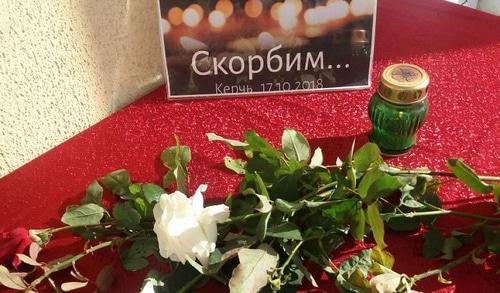 Стол для возложения цветов в память о жертвах атаки в Керчи. Фото пресс-службы администрации Темрюкского района Стол для возложения цветов в память о жертвах атаки в Керчи. Фото пресс-службы администрации Темрюкского района