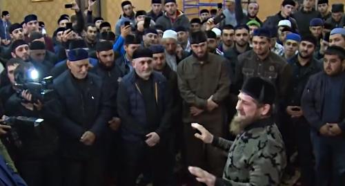 Кадыров на встрече в Сурхахи, 19 октября 2018 год. Фото: скриншот видео youtube канала CHECHEN WHATSAPP 3. Кадыров на встрече в Сурхахи, 19 октября 2018 год. Фото: скриншот видео youtube канала CHECHEN WHATSAPP 3.