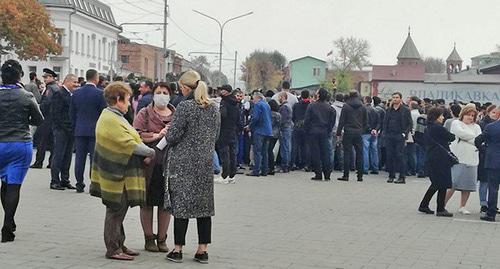 Спонтанный митинг на площади Свободы против завода "Электроцинк". Владикавказ, 22 октября 2018 г. Фото Эммы Марзоевой для "Кавказского узла" Спонтанный митинг на площади Свободы против завода "Электроцинк". Владикавказ, 22 октября 2018 г. Фото Эммы Марзоевой для "Кавказского узла"