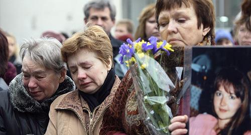 Люди возле здания Театрального центра на Дубровке, поминают погибших во время теракта. Москва, октябрь 2002 г. Фото: REUTERS/Anton Denisov (RUSSIA) Люди возле здания Театрального центра на Дубровке, поминают погибших во время теракта. Москва, октябрь 2002 г. Фото: REUTERS/Anton Denisov (RUSSIA)