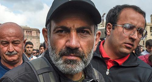 Никол Пашинян (в центре). Фото © Sputnik / Asatur Yesayants https://ru.armeniasputnik.am/politics/20180508/11642070/nikol-pashinyan-armenia-biografiya.html Никол Пашинян (в центре). Фото © Sputnik / Asatur Yesayants https://ru.armeniasputnik.am/politics/20180508/11642070/nikol-pashinyan-armenia-biografiya.html