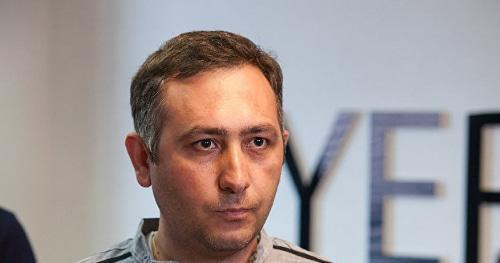 Главред Yerevan.today Севак Акопян. Фото: Sputnik / Asatur Yesayants https://ru.armeniasputnik.am/politics/20180917/14519186/novye-detali-obyskov-v-yerevan-today-sk-poyasnyaet-zachem-nagryanulo-v-ofis-izdaniya.htm
