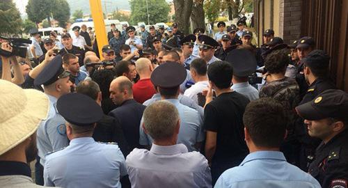 Митинг у здания суда, где выносили приговор Зелиму Албегову и Арсену Сланову. 4 сентября 2018 г. Фото: North Caucasus Service (RFE/RL) Митинг у здания суда, где выносили приговор Зелиму Албегову и Арсену Сланову. 4 сентября 2018 г. Фото: North Caucasus Service (RFE/RL)