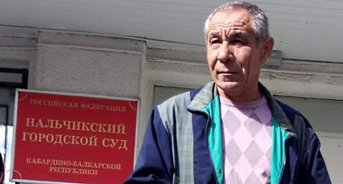 Беслан Иритов возле здания суда, 26 октября 2018 года. Фото: Константин Гусев, https://www.facebook.com/photo.php?fbid=1173146956174311&set=a.123153267840357&type=3&theater Беслан Иритов возле здания суда, 26 октября 2018 года. Фото: Константин Гусев, https://www.facebook.com/photo.php?fbid=1173146956174311&set=a.123153267840357&type=3&theater