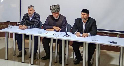 Участники пресс-конференции Ингушского комитета национального единства, 28 октября 2018. Фото Умара Йовлоя для "Кавказского узла". Участники пресс-конференции Ингушского комитета национального единства, 28 октября 2018. Фото Умара Йовлоя для "Кавказского узла".