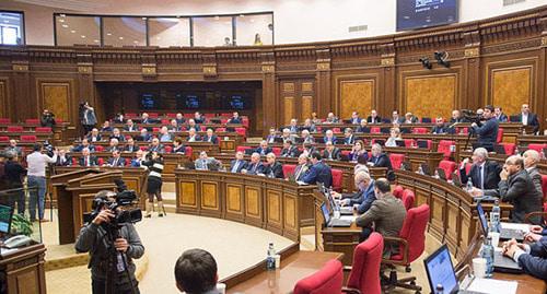 Заседание парламента Армении. Фото © Sputnik / Asatur Yesayant https://ru.armeniasputnik.am/armenia/20170530/7486079/parlament-armenii-nachal-rabotu-s-burnyh-debatov-i-protesta-oppozicii.html Заседание парламента Армении. Фото © Sputnik / Asatur Yesayant https://ru.armeniasputnik.am/armenia/20170530/7486079/parlament-armenii-nachal-rabotu-s-burnyh-debatov-i-protesta-oppozicii.html