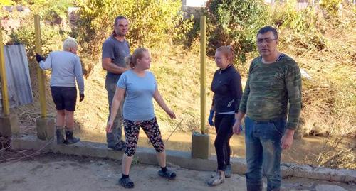 Жильцы дома 16-а на улице Петрозаводская убирают последствия потопа. Фото Светланы Кравченко для "Кавказского узла". Жильцы дома 16-а на улице Петрозаводская убирают последствия потопа. Фото Светланы Кравченко для "Кавказского узла".