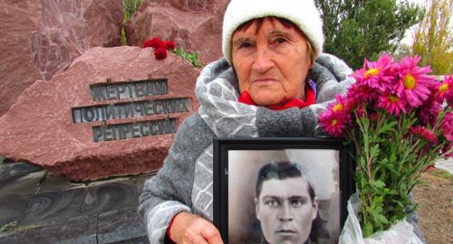 Людмила Ильинкова с портретом отца Аркадия Туголукова. Фото Вячеслава Ященко для "Кавказского узла" Людмила Ильинкова с портретом отца Аркадия Туголукова. Фото Вячеслава Ященко для "Кавказского узла"