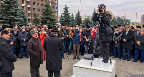 Митинг в Магасе 31 октября 2018 года. Фото: личная страница FB Магомед Муцольгов https://www.facebook.com/ingmashr/posts/2146537018719406 Митинг в Магасе 31 октября 2018 года. Фото: личная страница FB Магомед Муцольгов https://www.facebook.com/ingmashr/posts/2146537018719406