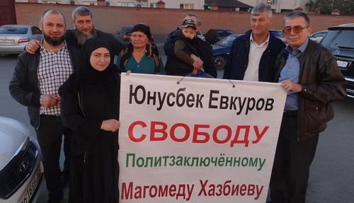 Родные и близкие Хазбиева с плакатом у суда. Фото Умара Йовлоя для "Кавказского узла" Родные и близкие Хазбиева с плакатом у суда. Фото Умара Йовлоя для "Кавказского узла"