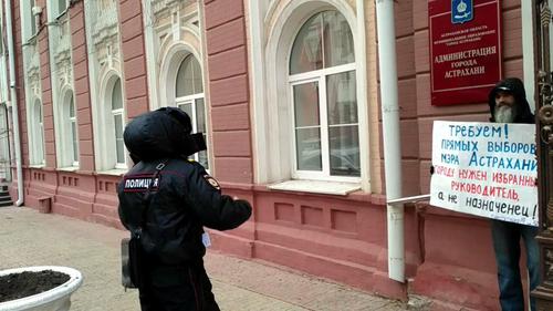 Михаил Анисенко на одиночном пикете у здания администрации Астрахани. 14 ноября 2018 года. Фото Елены Гребенюк для "Кавказского узла" Михаил Анисенко на одиночном пикете у здания администрации Астрахани. 14 ноября 2018 года. Фото Елены Гребенюк для "Кавказского узла"