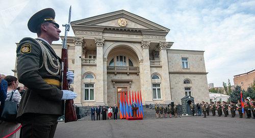 Парламент Армении в день независимости 21.09.0218© Sputnik / Asatur Yesayants
https://ru.armeniasputnik.am/politics/20181115/15684829/vopros-o-rezidenciyah-prezidenta-i-premera-na-povestke-vneocherednogo-zasedaniya-ns.html Парламент Армении в день независимости 21.09.0218© Sputnik / Asatur Yesayants
https://ru.armeniasputnik.am/politics/20181115/15684829/vopros-o-rezidenciyah-prezidenta-i-premera-na-povestke-vneocherednogo-zasedaniya-ns.html