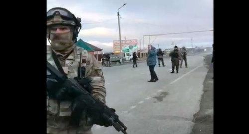 Оперативная съемка в районе 21-го контрольно-пропускного пункта на улице Шоссейной. Фото: кадр видео "Оперативной линии" Оперативная съемка в районе 21-го контрольно-пропускного пункта на улице Шоссейной. Фото: кадр видео "Оперативной линии"