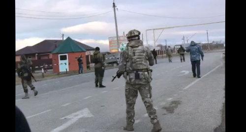 Силовики у КПП, рядом с которым совершен самоподрыв. Грозный, 17 ноября 2018 года. Скриншот с видео https://www.youtube.com/watch?v=ToyeRYr9UAQ Силовики у КПП, рядом с которым совершен самоподрыв. Грозный, 17 ноября 2018 года. Скриншот с видео https://www.youtube.com/watch?v=ToyeRYr9UAQ
