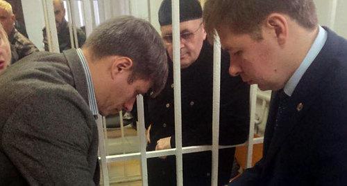 Оюб Титиев и его адвокаты. Фото предоставлено ПЦ ("Кавказский узел" может сообщить название организации по запросу)