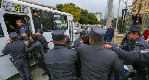 Задержание активистов партии Народного фронта Азербайджана. Баку, 17 ноября 2018 года. Фото Азиза Каримова для "Кавказского узла" Задержание активистов партии Народного фронта Азербайджана. Баку, 17 ноября 2018 года. Фото Азиза Каримова для "Кавказского узла"