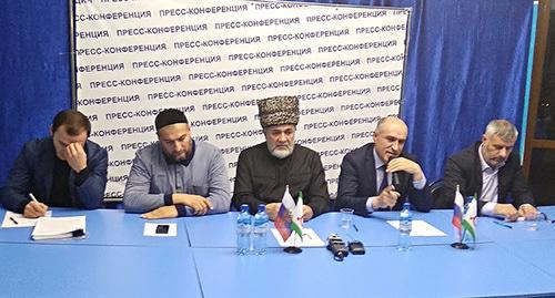 Пресс-конференция в Назрани. Слева направо - Багаудин Хаутиев, Руслан Муцольгов, Ахмед Барахоев, Ахмед Погоров, Барах Чемурзиев. 21 ноября 2018 г. Фото Умара Йовлоя для "Кавказского узла" Пресс-конференция в Назрани. Слева направо - Багаудин Хаутиев, Руслан Муцольгов, Ахмед Барахоев, Ахмед Погоров, Барах Чемурзиев. 21 ноября 2018 г. Фото Умара Йовлоя для "Кавказского узла"