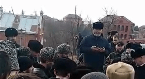 Баматгирей Бузуртанов на сходе жителей Экажево. Кадр видео Telegram-канала ФортангаORG https://t.me/fortangaorg/1245 Баматгирей Бузуртанов на сходе жителей Экажево. Кадр видео Telegram-канала ФортангаORG https://t.me/fortangaorg/1245